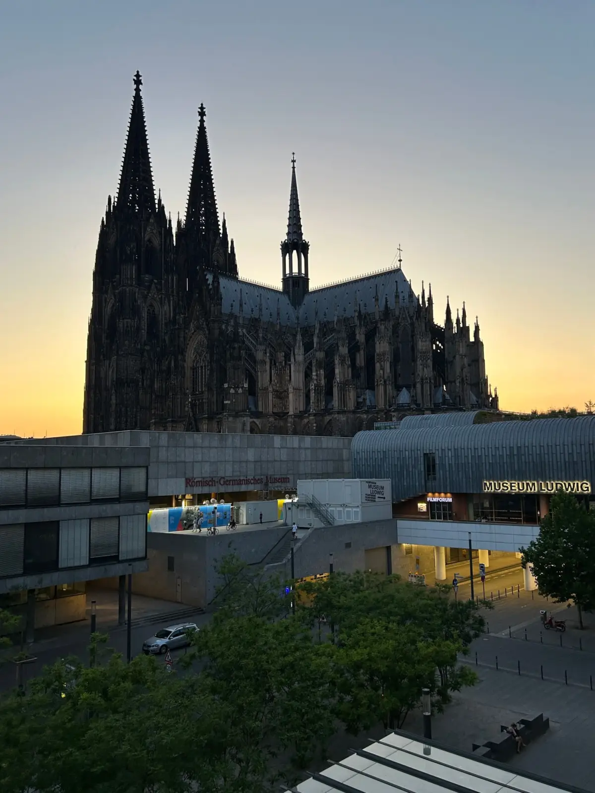 Museum Ludwig y catedral de Colonia al atardecer