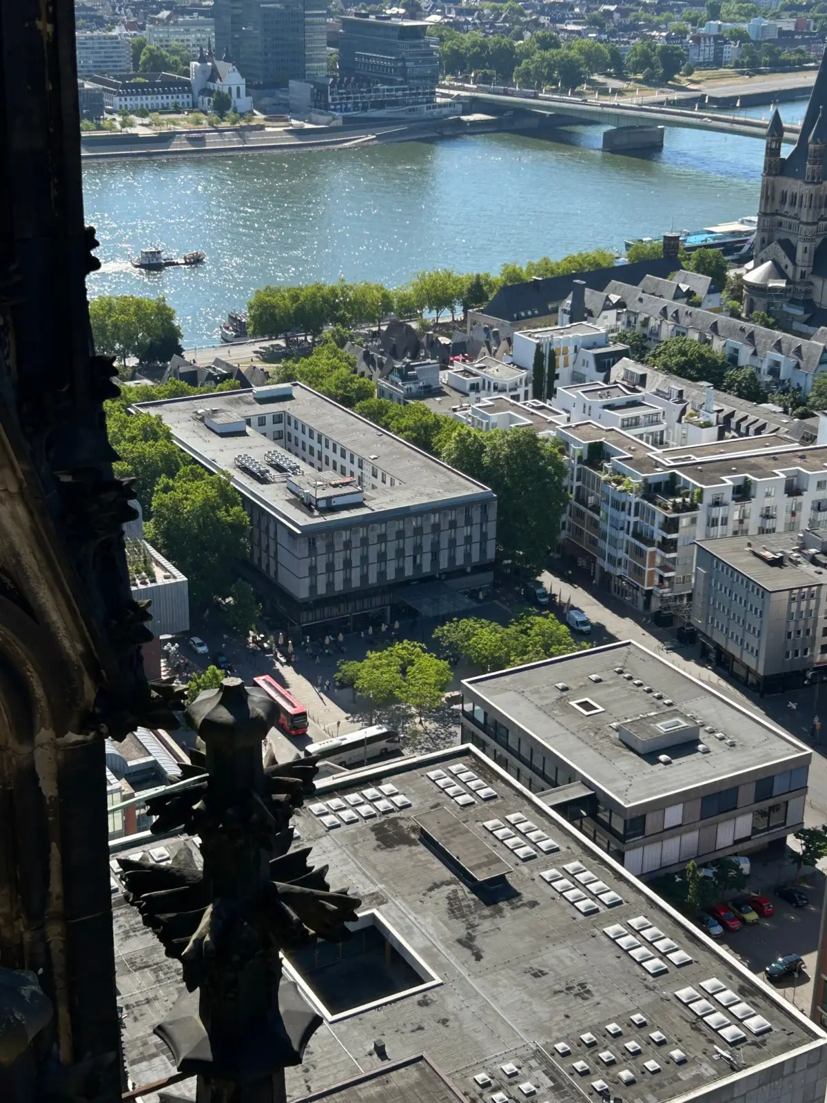 Vista elevada del centro de Colonia y el Rin desde la catedral