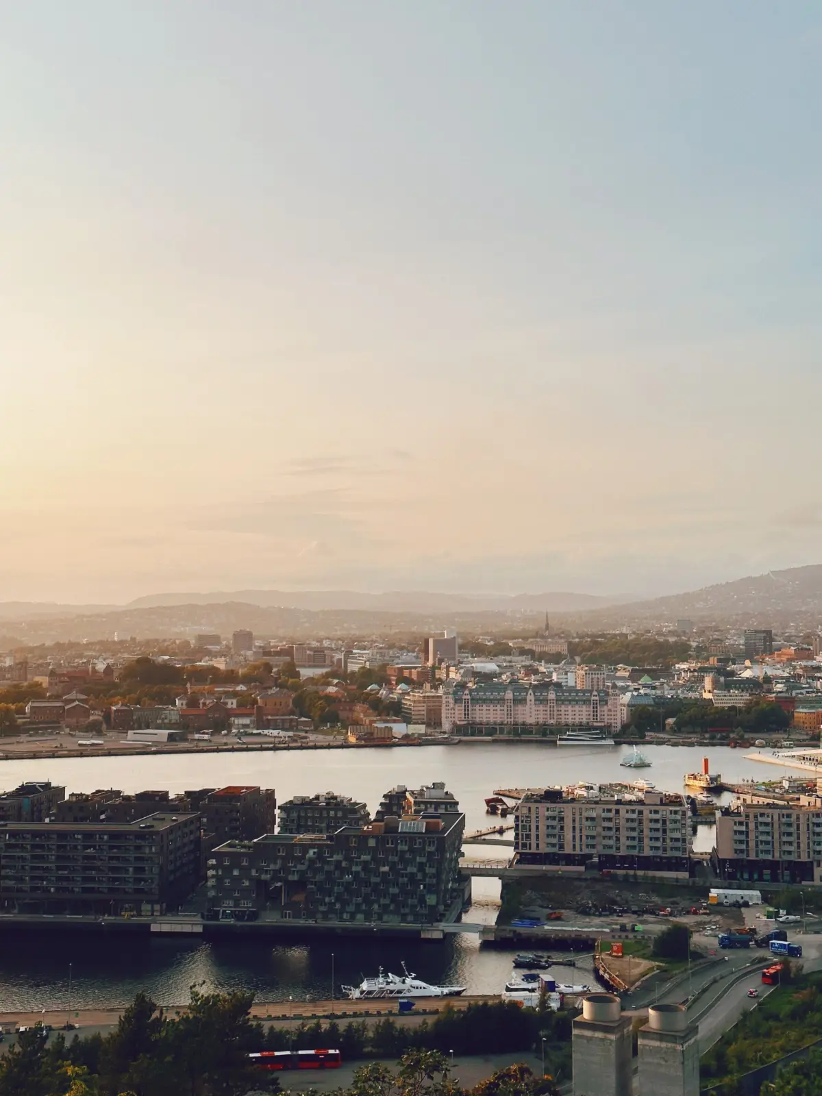 Vista elevada del frente marítimo y el centro de Oslo