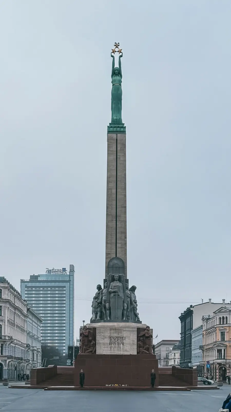 Monumento a la Libertad de Riga con su obelisco y grupos escultóricos