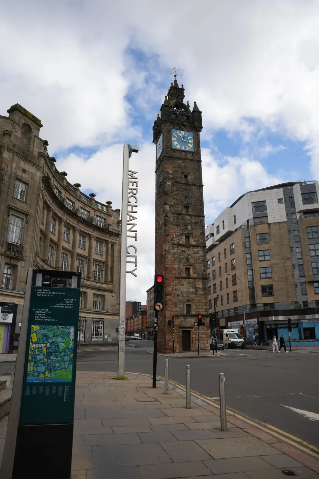 Torre del Tolbooth y señal de Merchant City en Glasgow
