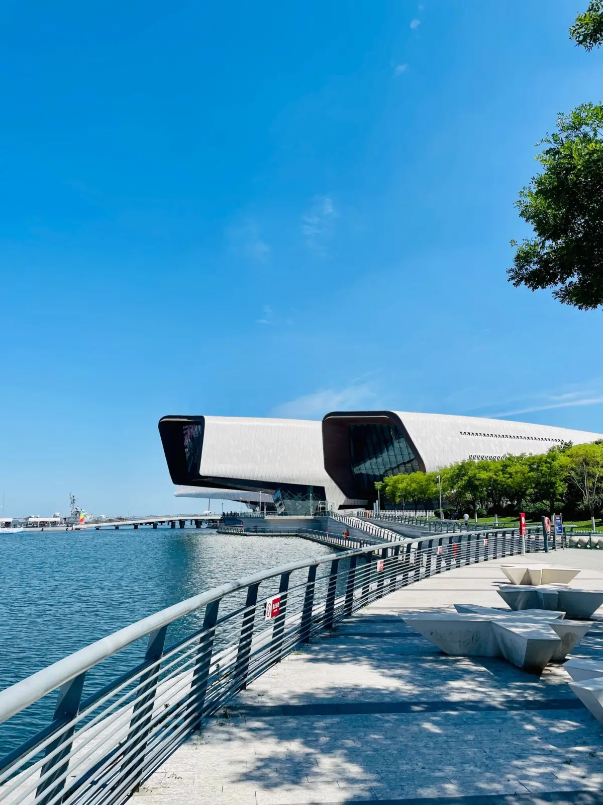 Riverside Museum junto al río Clyde en Glasgow, visto desde el paseo ribereño