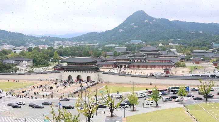 Vista del palacio Gyeongbokgung y la puerta Gwanghwamun, con una montaña al fondo, en Seúl
