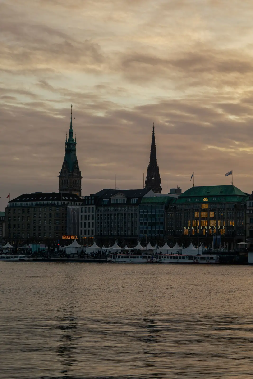 Lago Binnenalster y perfil urbano de Hamburgo al atardecer