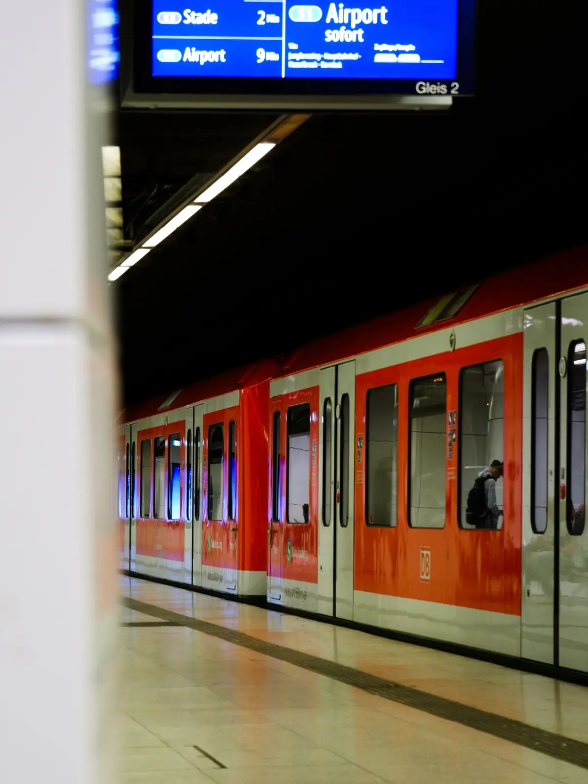 Tren de cercanías de Hamburgo detenido en un andén con indicaciones hacia el aeropuerto