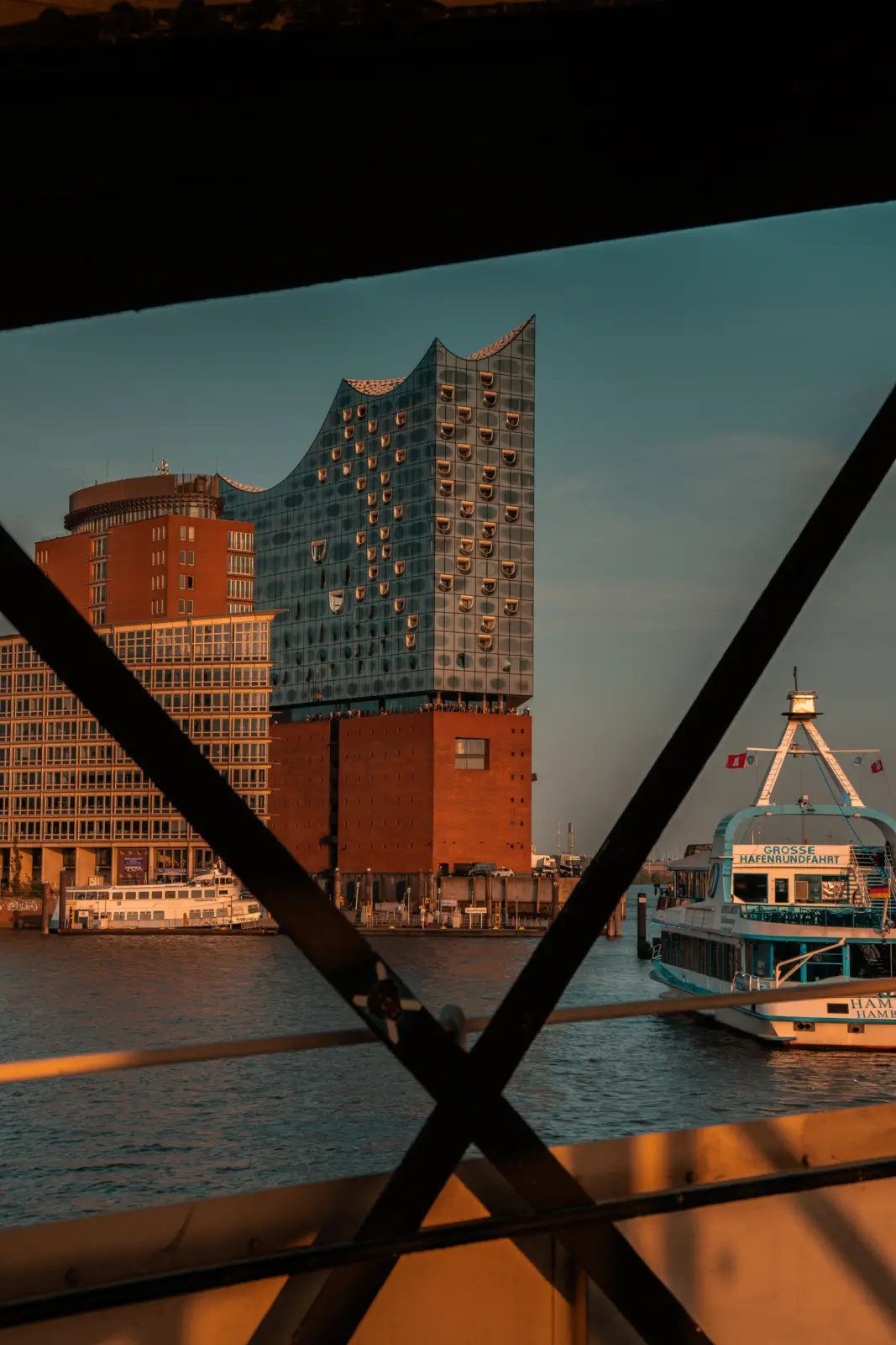 Elbphilharmonie y puerto de Hamburgo con un barco turístico sobre el Elba