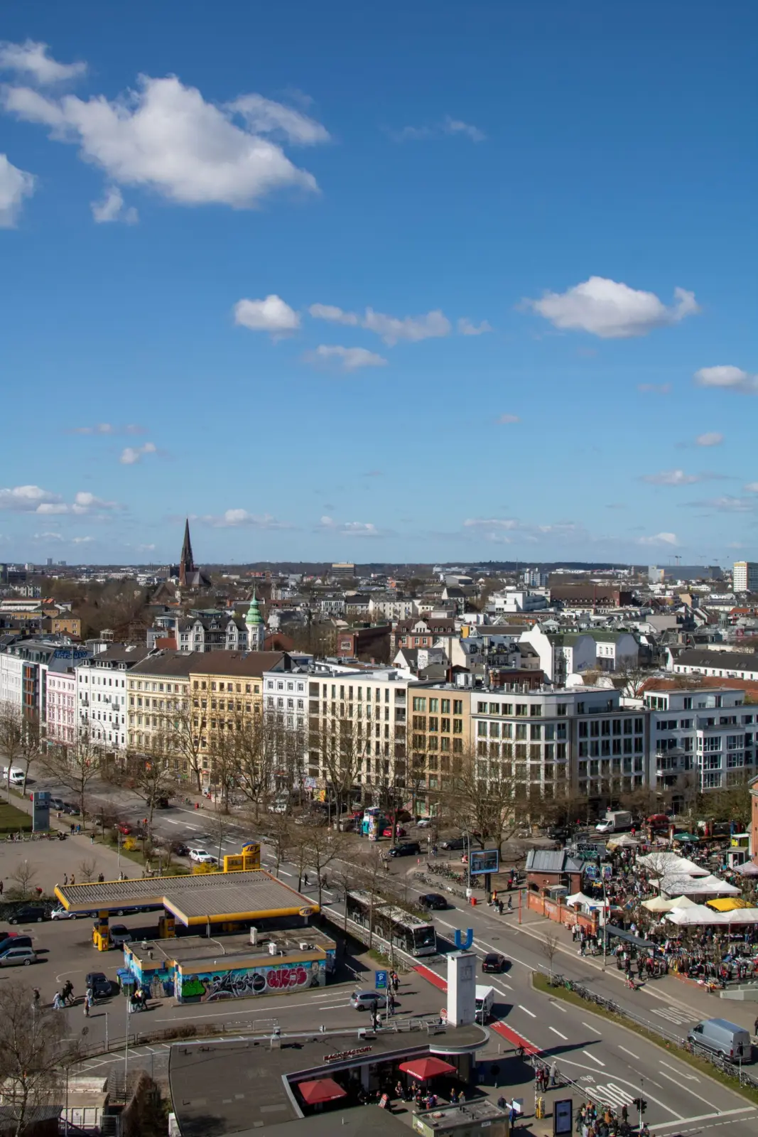 Vista elevada de Hamburgo con edificios, calles y un mercado al aire libre