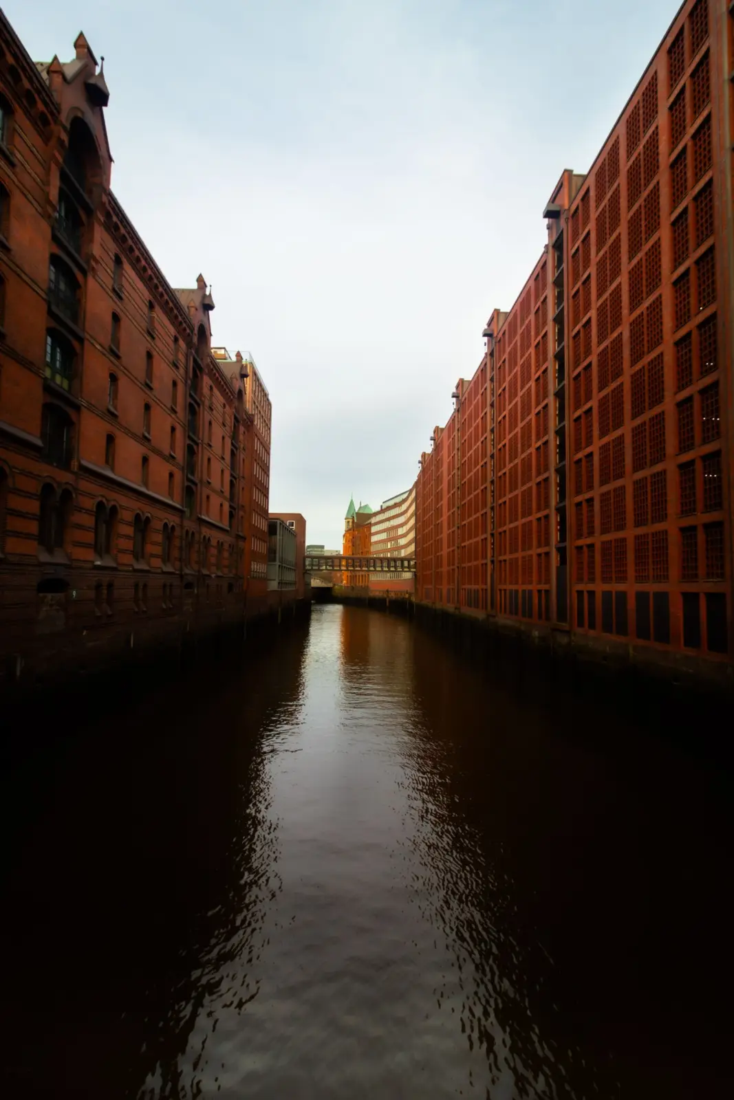 Canal entre los almacenes de ladrillo de Speicherstadt en Hamburgo