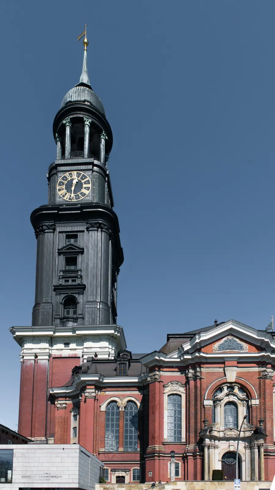 Torre del reloj y fachada de la iglesia de San Miguel de Hamburgo