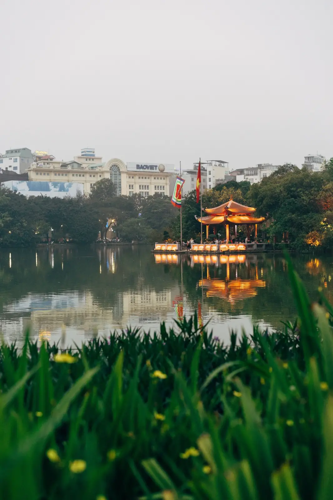 Pabellón iluminado junto al lago Hoàn Kiếm en Hanói