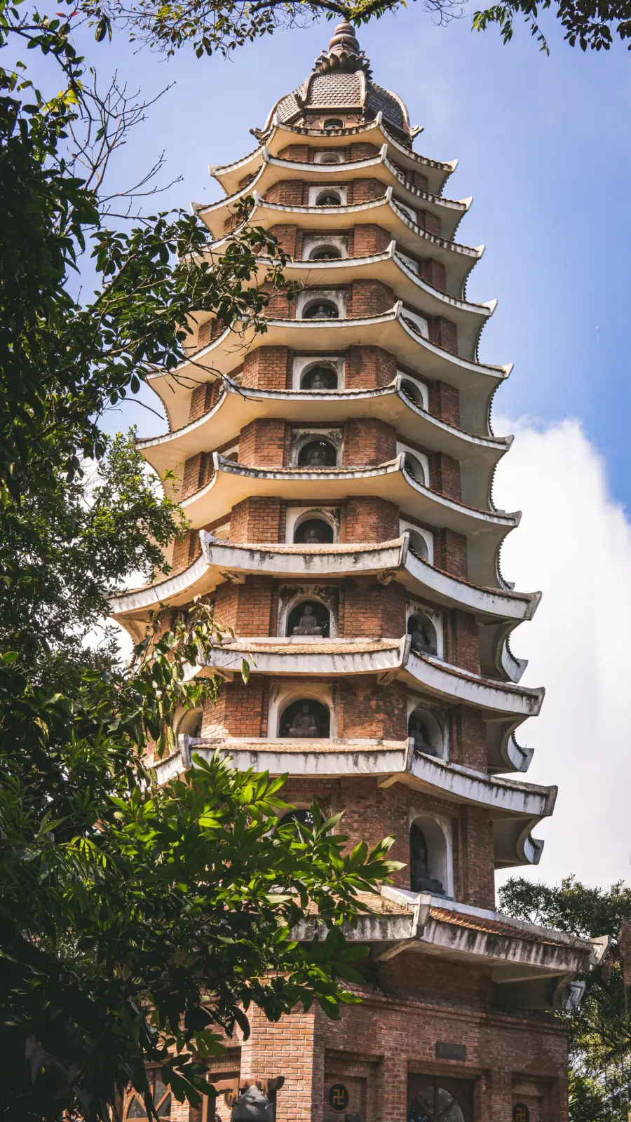 Torre de la pagoda Trấn Quốc entre árboles en Hanói