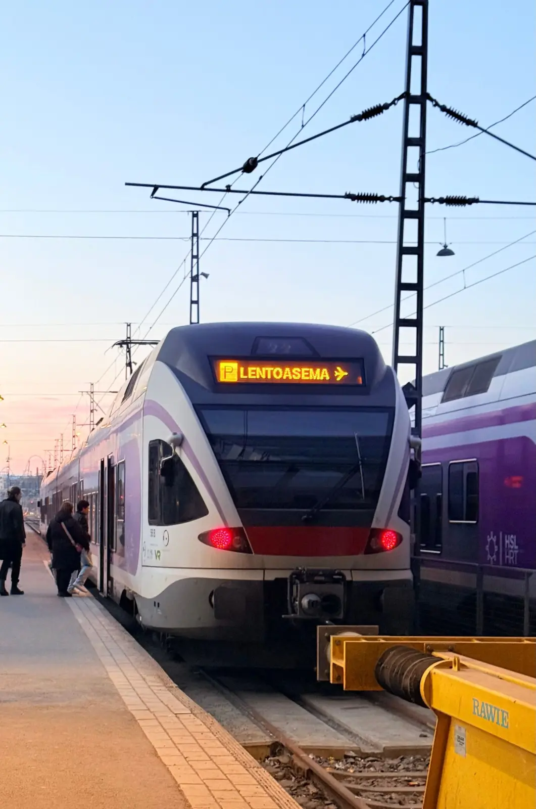 Tren de cercanías de Helsinki en un andén con destino al aeropuerto