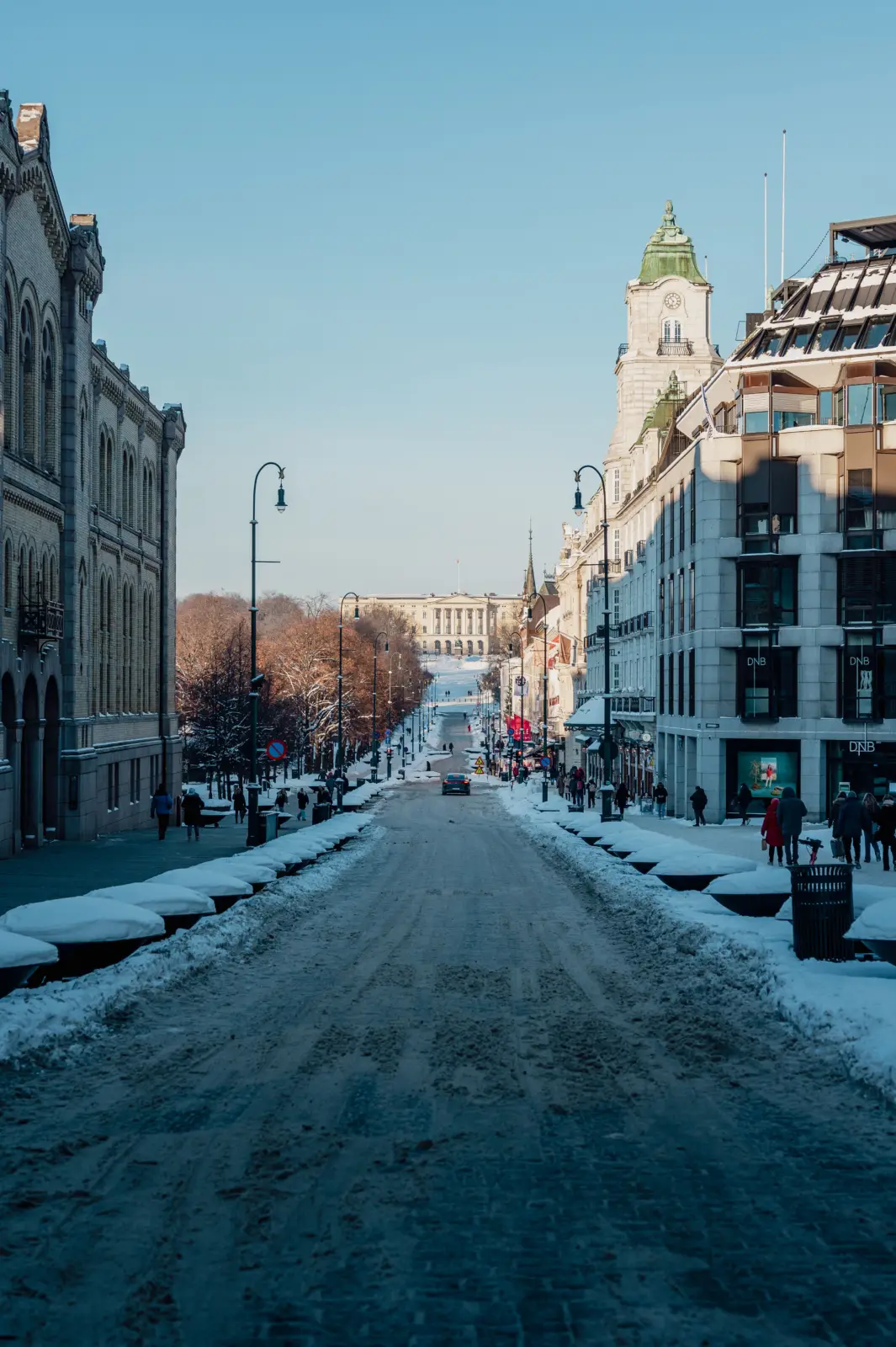 Karl Johans gate nevada con el Palacio Real al fondo en Oslo
