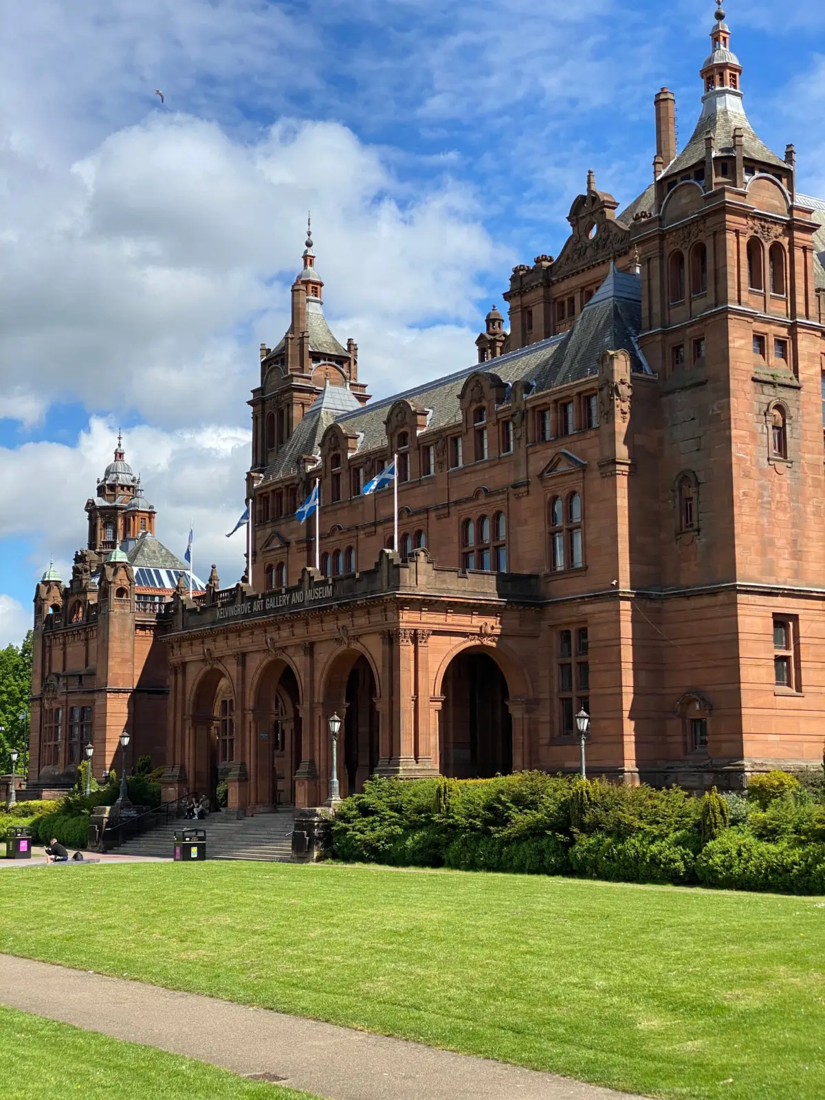 Fachada del Kelvingrove Art Gallery and Museum en Glasgow, vista desde el césped
