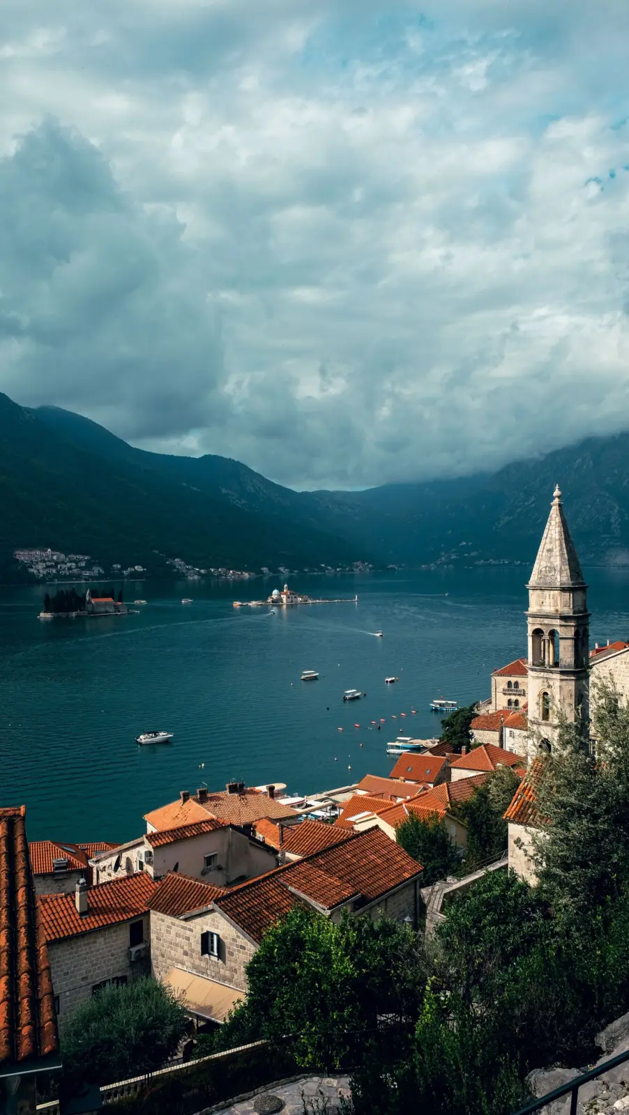 Perast y su campanario junto a la bahía de Kotor, con los islotes frente a la costa