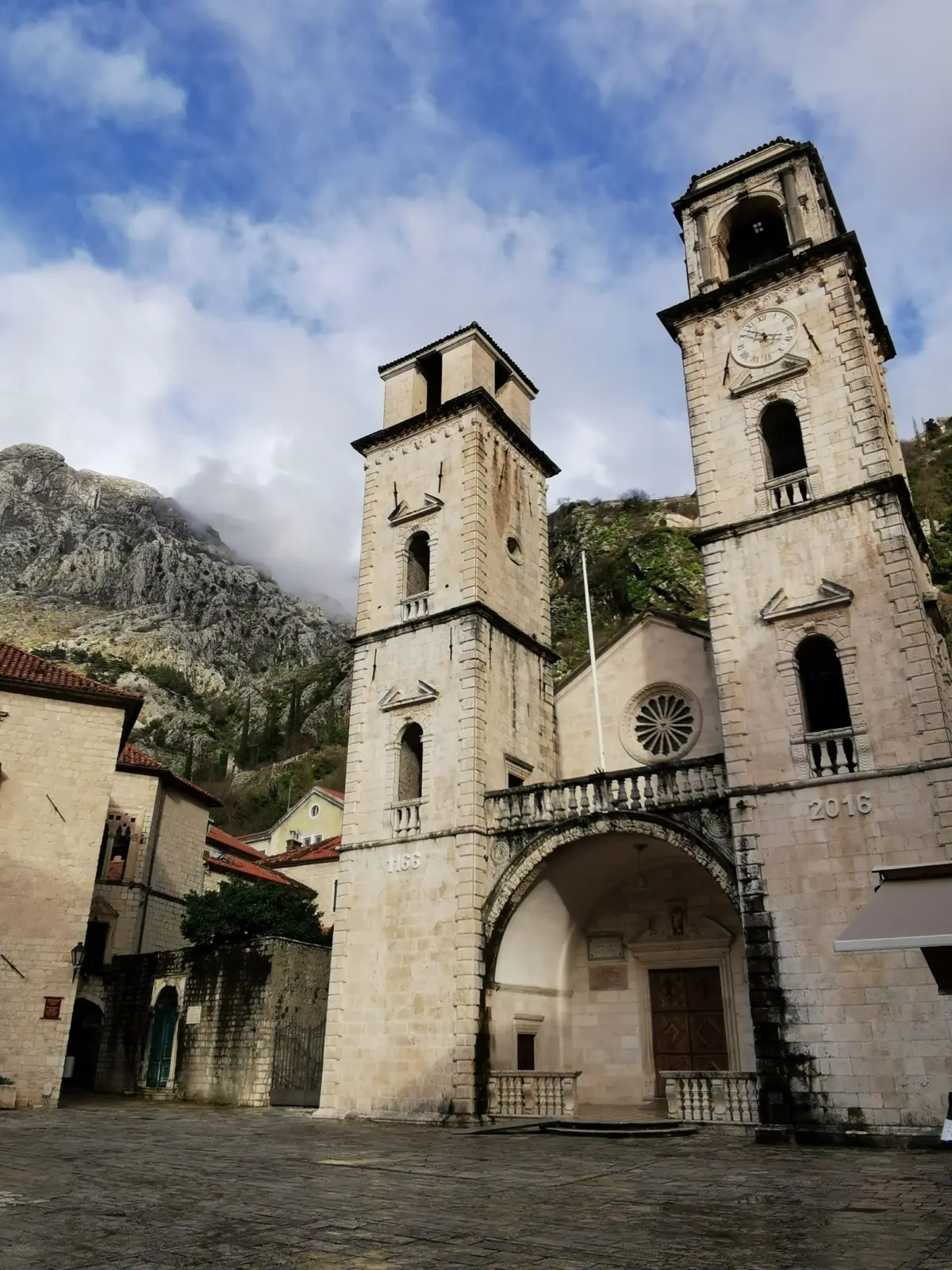 Fachada y campanarios de la catedral de San Trifón en Kotor