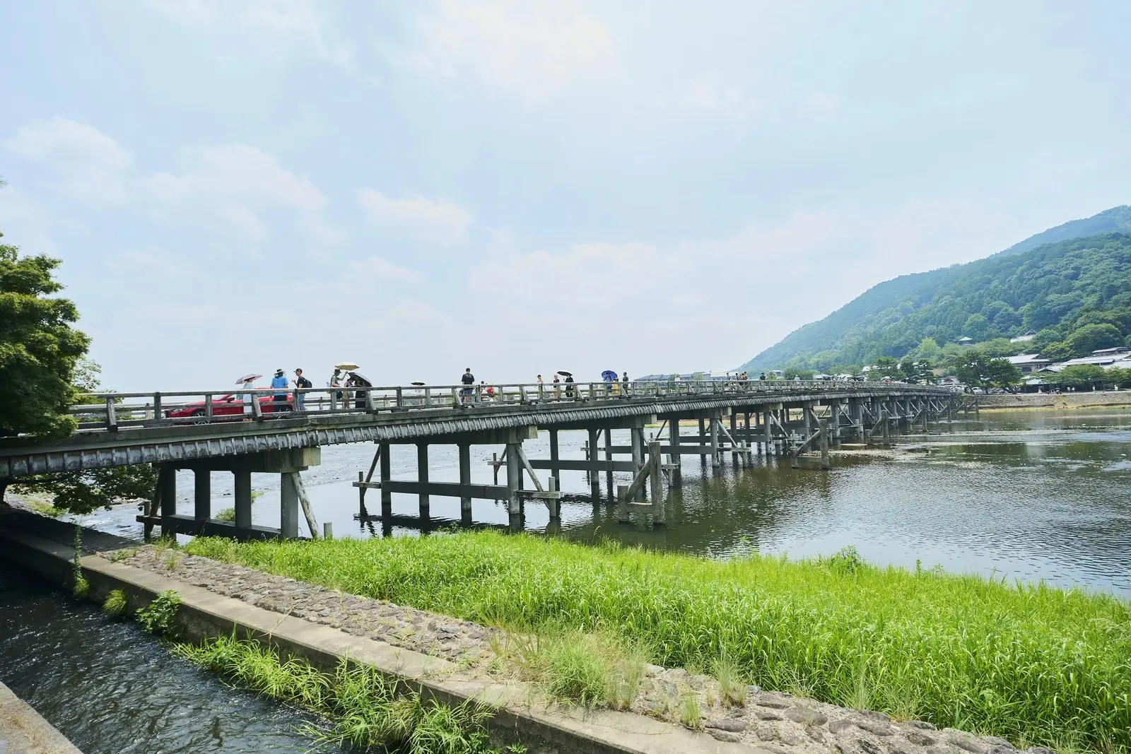 Puente Togetsukyō sobre el río en Arashiyama, Kioto, con una montaña boscosa al fondo