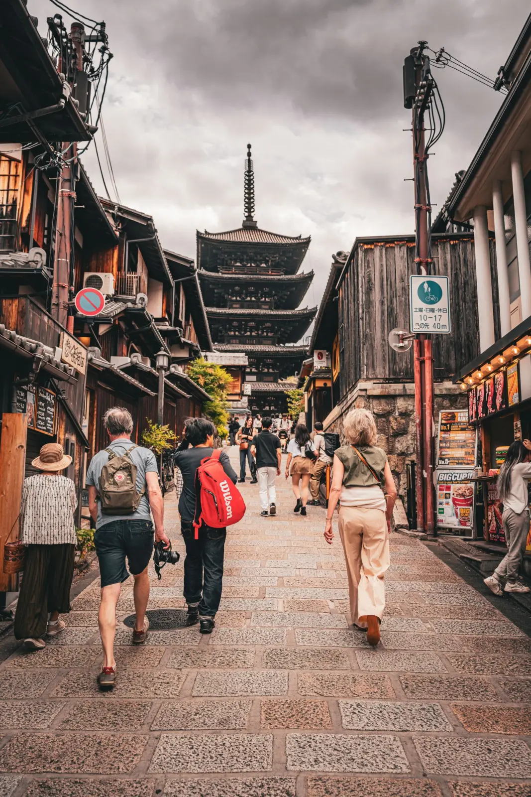 Turistas caminan por una calle de Higashiyama hacia la pagoda Yasaka en Kioto