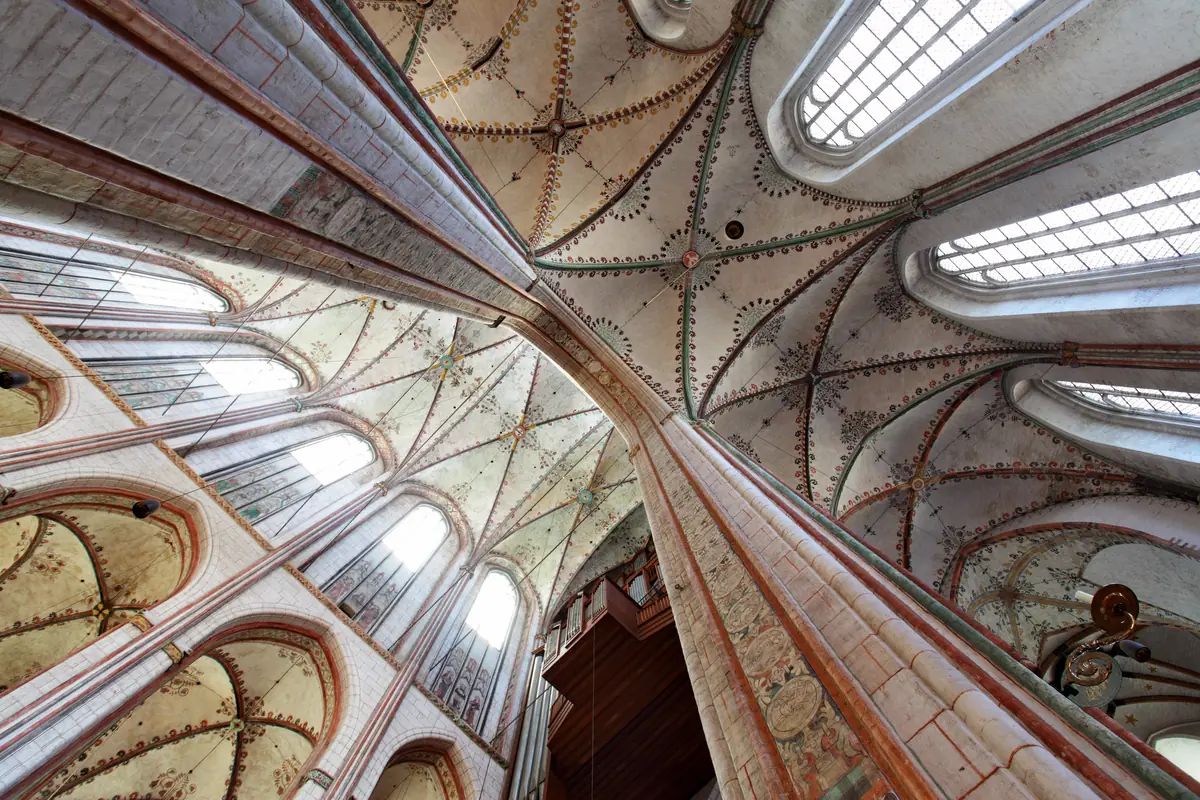 Nave románica de la Catedral de Lisboa con arcos de piedra