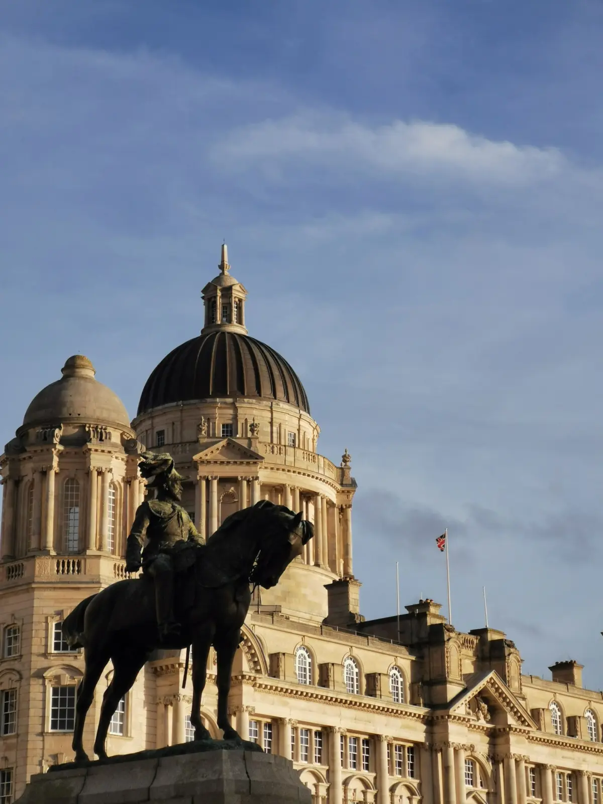 Estatua ecuestre frente al Port of Liverpool Building en Liverpool