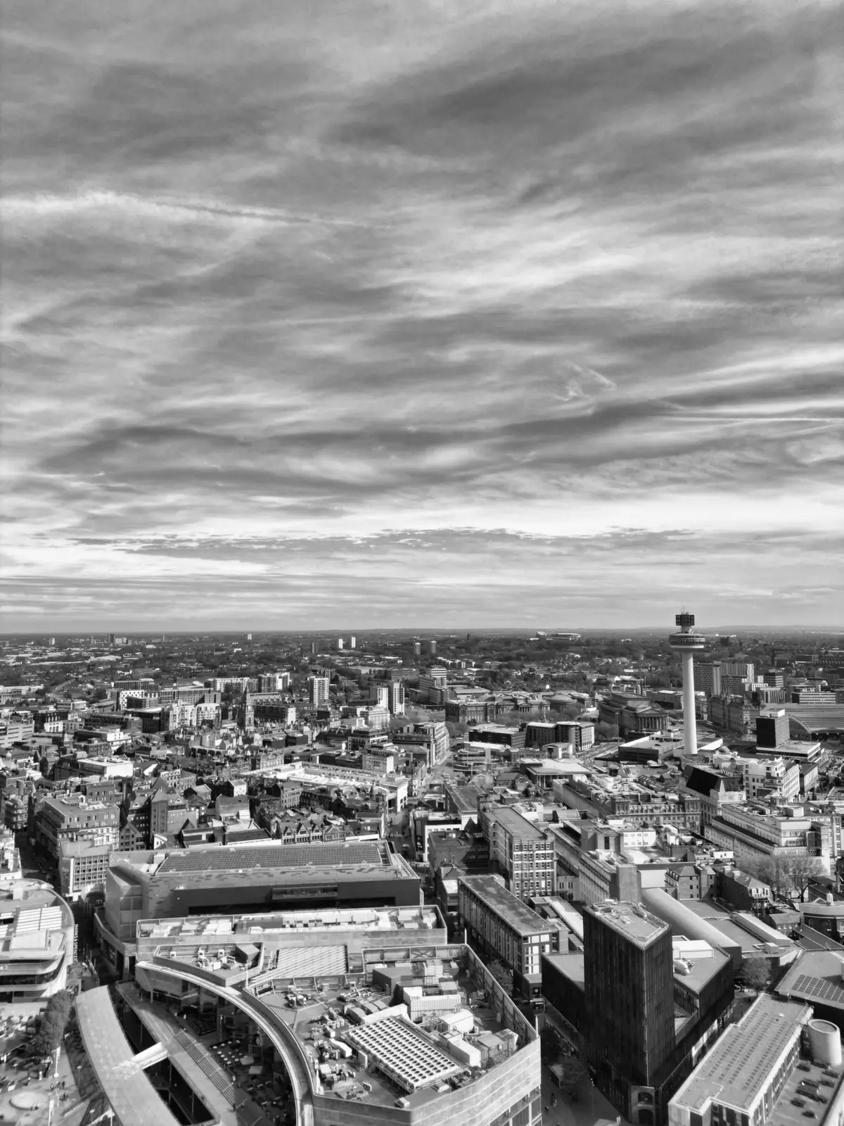Vista panorámica del centro de Liverpool con St Johns Beacon