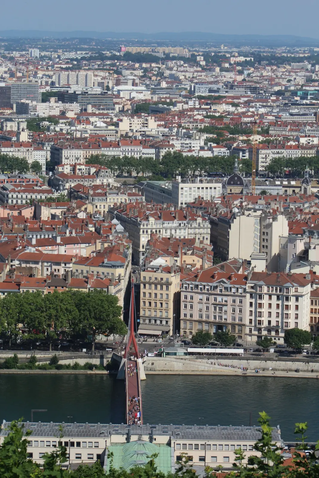 Vista panorámica de Lyon con un puente peatonal sobre el río