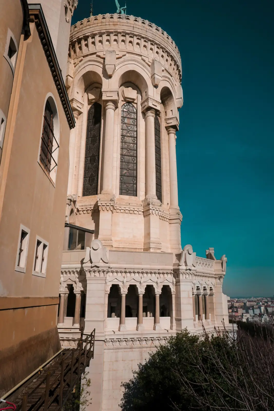 Detalle exterior de una torre de la basílica de Fourvière en Lyon