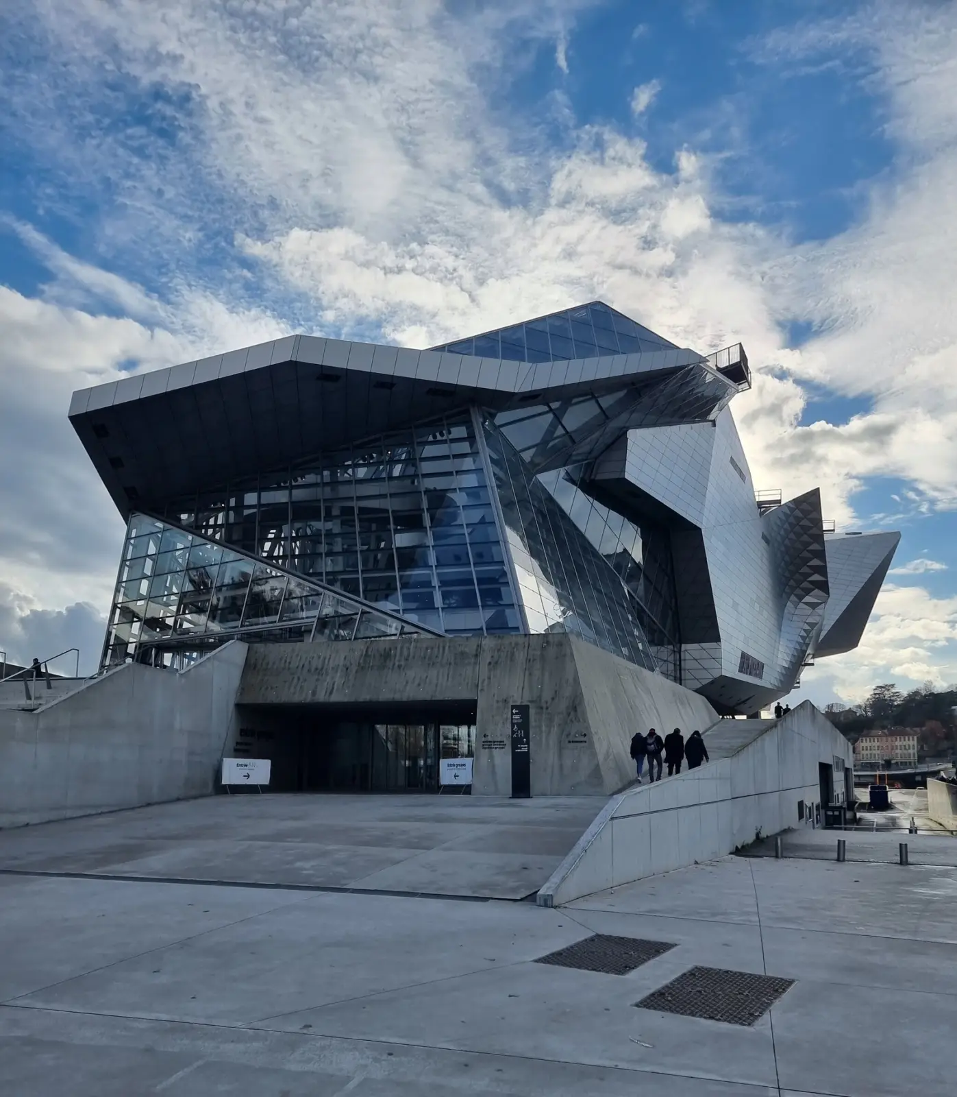 Musée des Confluences de Lyon bajo un cielo parcialmente nublado