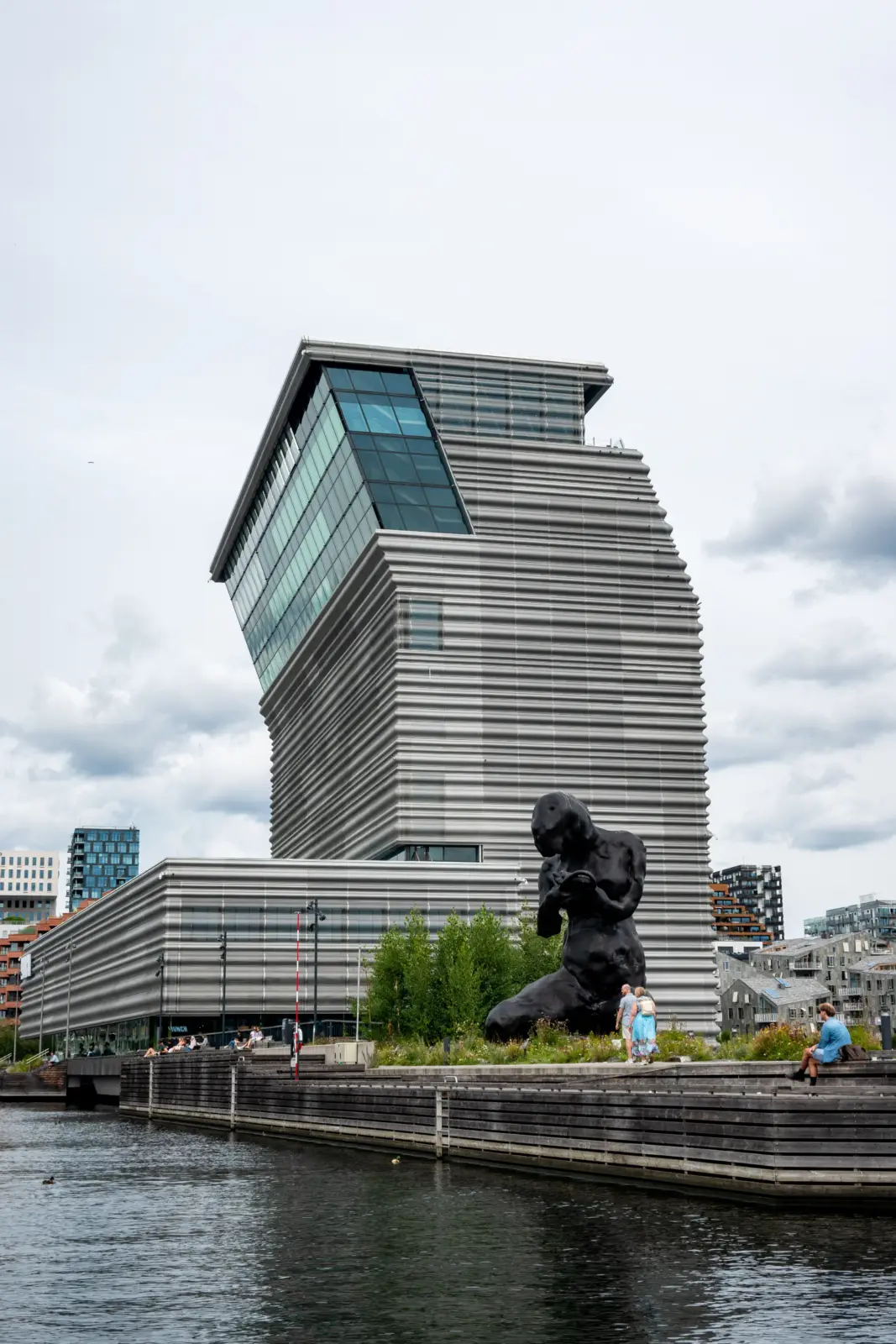 Edificio del museo MUNCH junto al paseo marítimo de Oslo, con una gran escultura negra en primer plano
