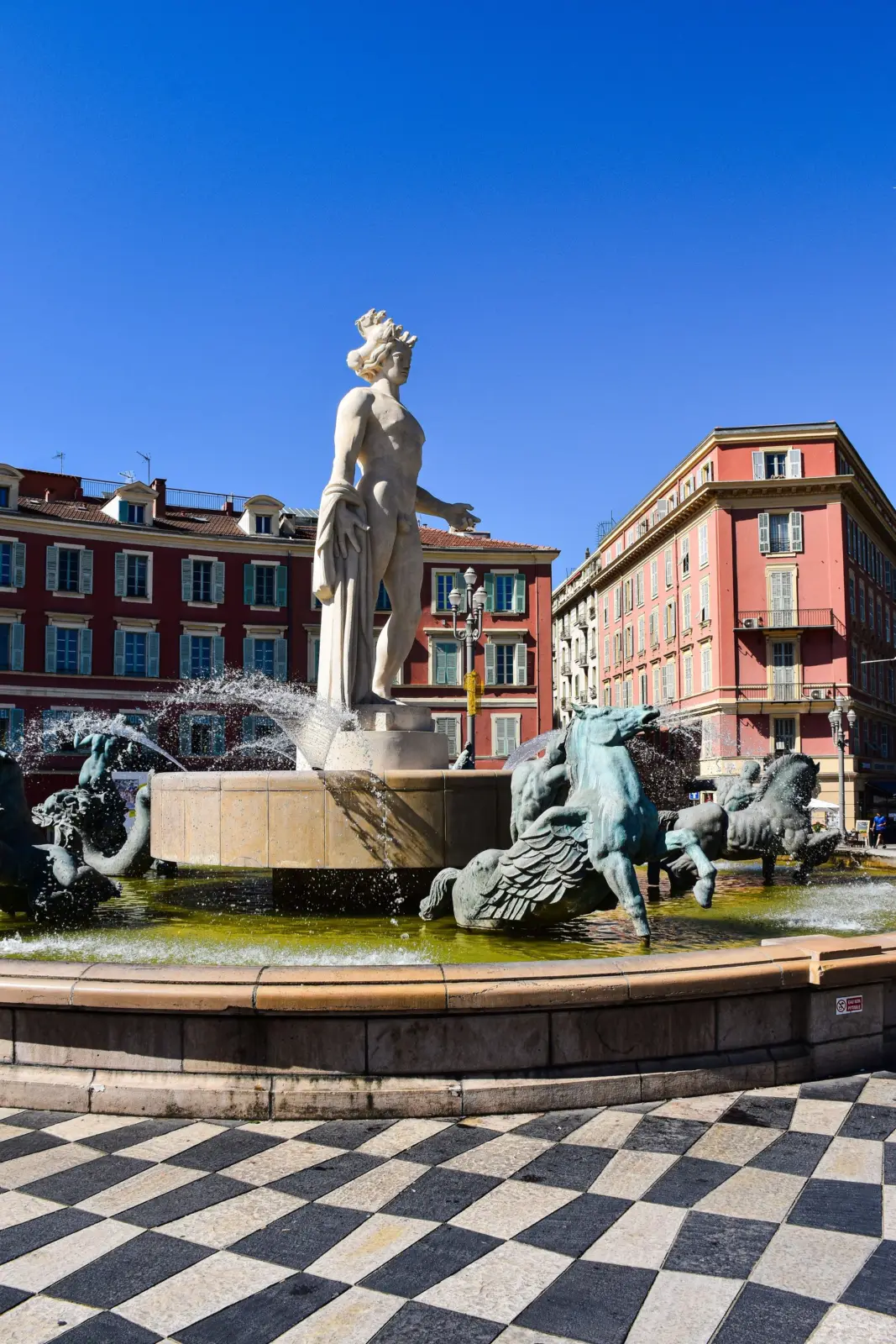 Fuente monumental de Place Masséna, en Niza, con esculturas y pavimento ajedrezado