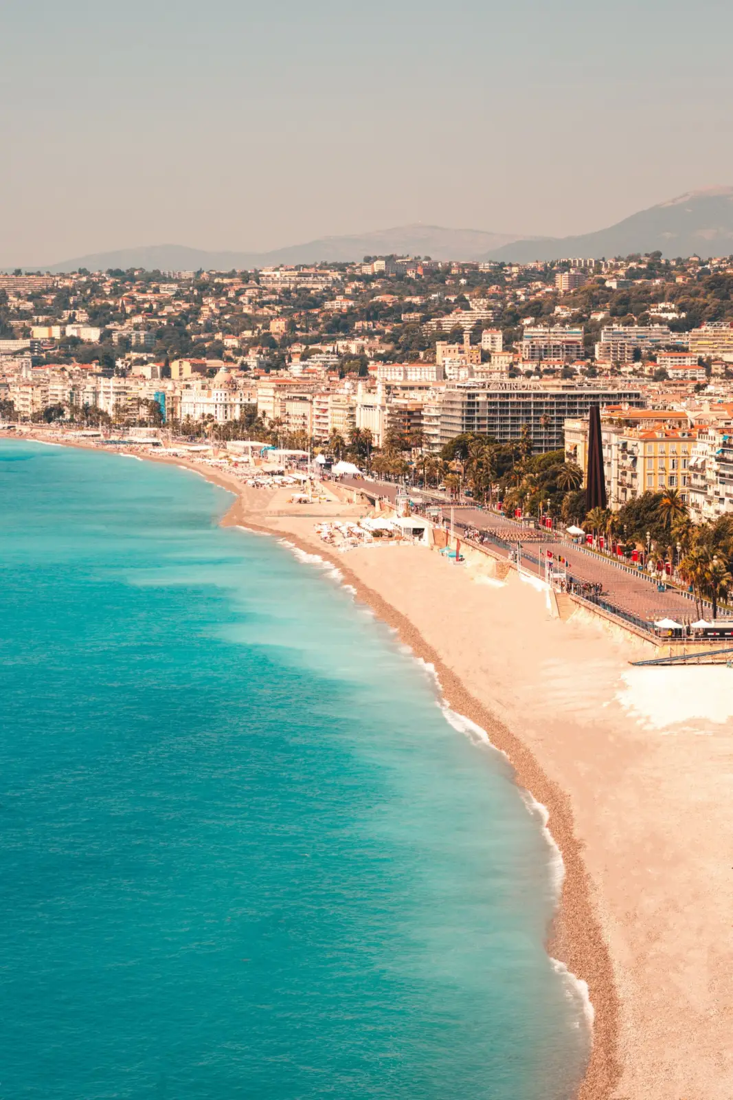 Promenade des Anglais junto a la playa y la Baie des Anges en Niza