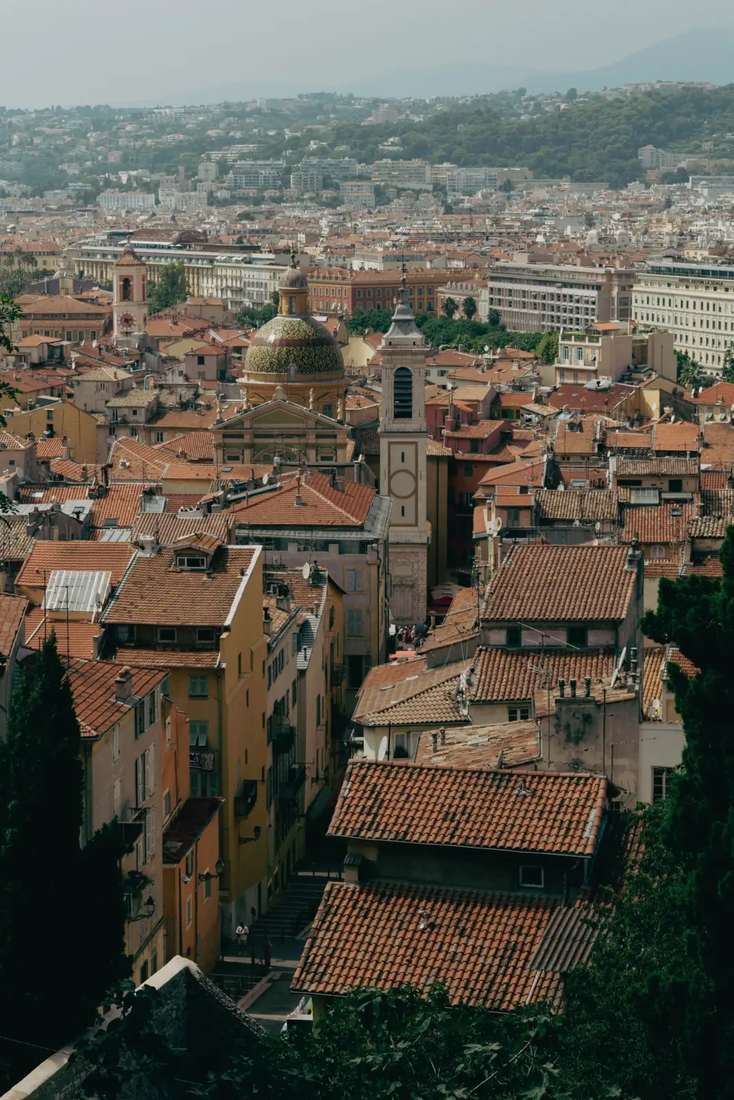 Vista elevada de Vieux-Nice, con sus tejados rojizos y la catedral de Sainte-Réparate