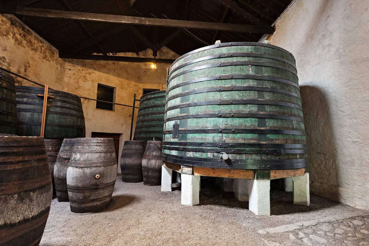 Barricas apiladas en una bodega de Vila Nova de Gaia