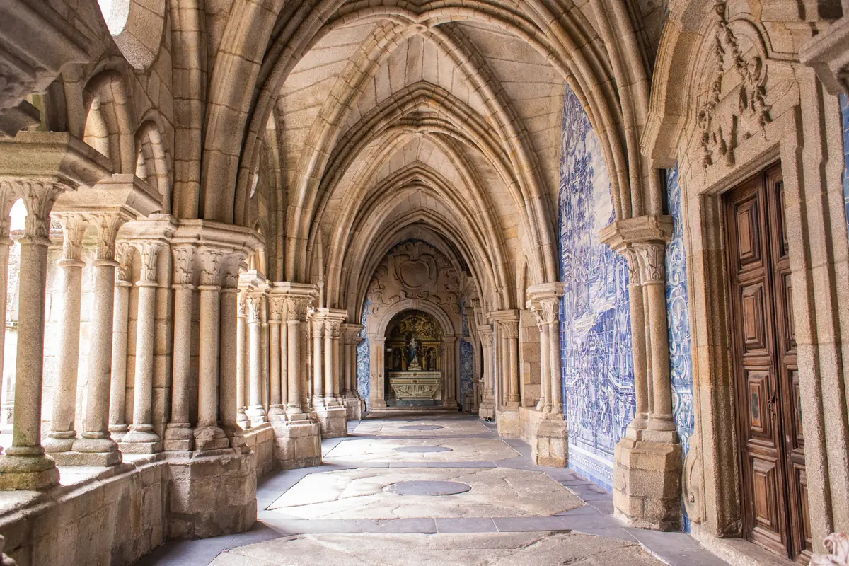 Galería del claustro gótico de la Catedral de Oporto revestida de azulejos azules
