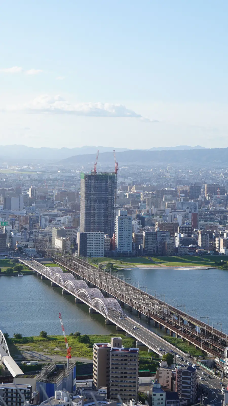Vista panorámica de Osaka con edificios, un río y varios puentes