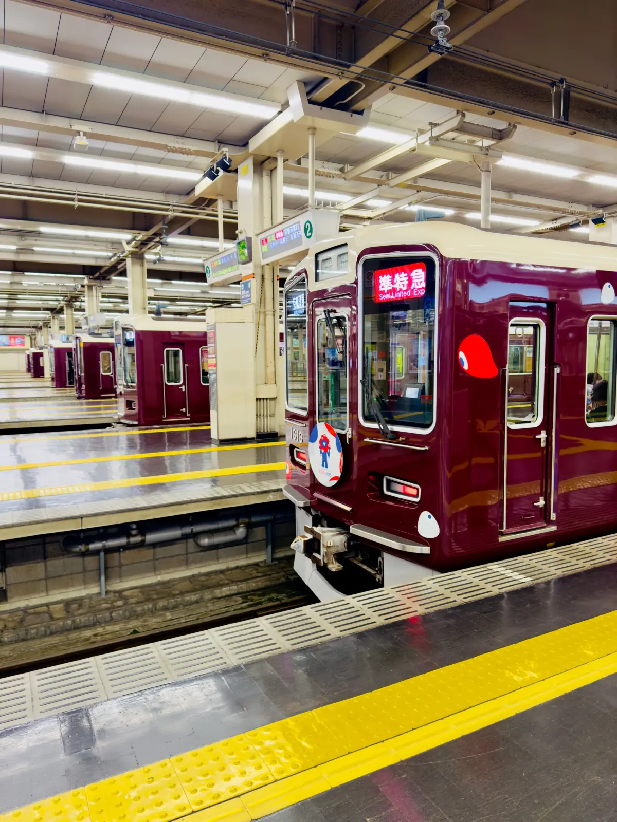 Tren granate en los andenes de la estación Osaka-Umeda, Osaka