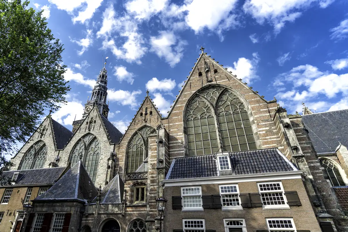 Descubre la Oude Kerk, la iglesia más antigua