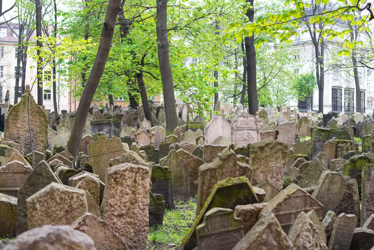 Antiguo Cementerio Judío: unas 12.000 lápidas visibles en Josefov