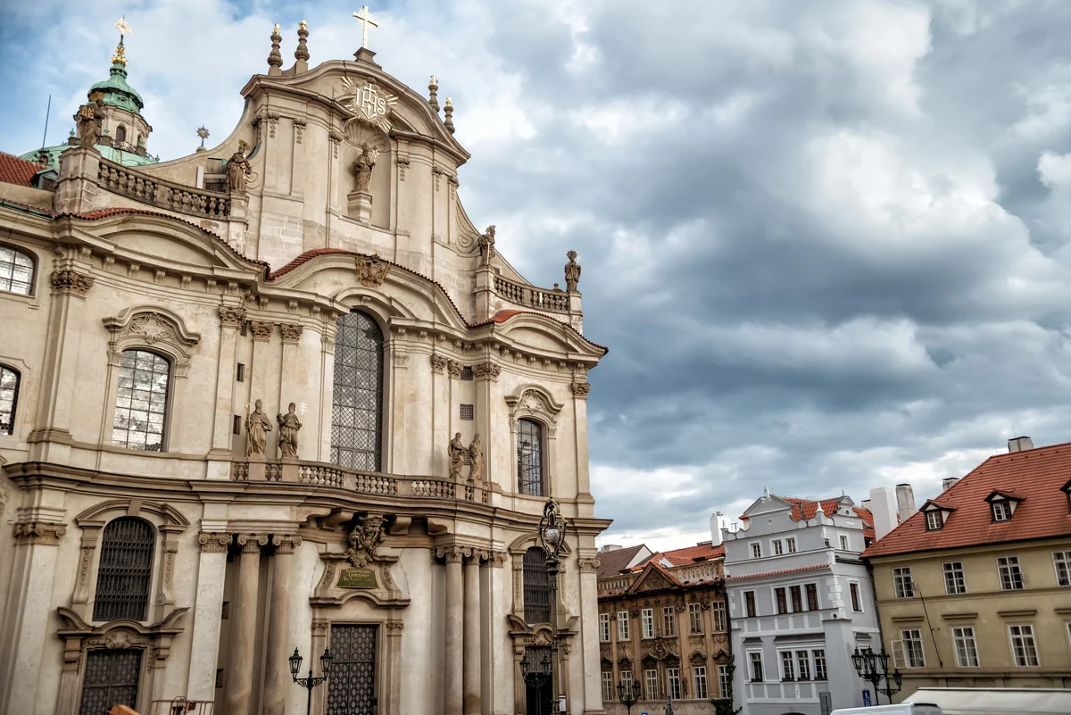Iglesia de San Nicolás: cúpula, frescos y órgano barroco