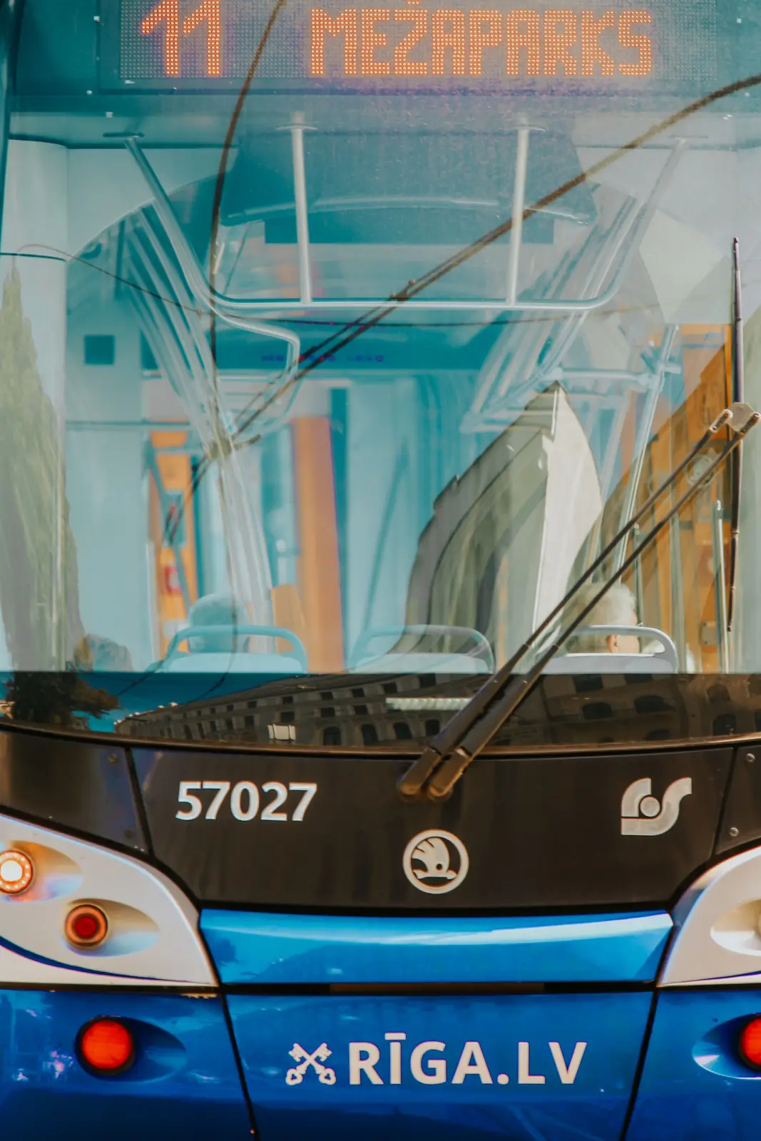 Autobús urbano de Riga de la línea 11 con destino a Mežaparks