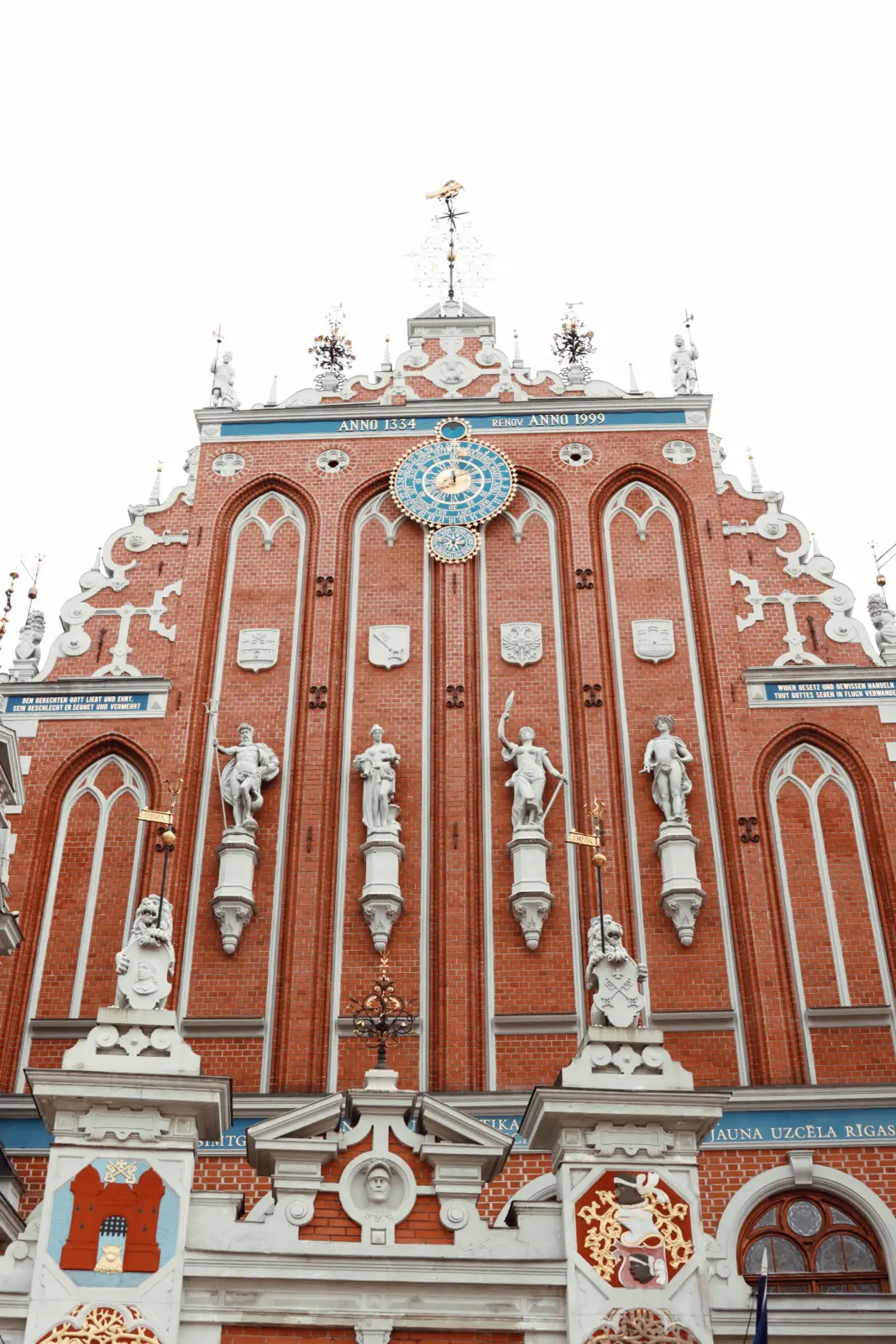 Fachada de la Casa de los Cabezas Negras en Riga
