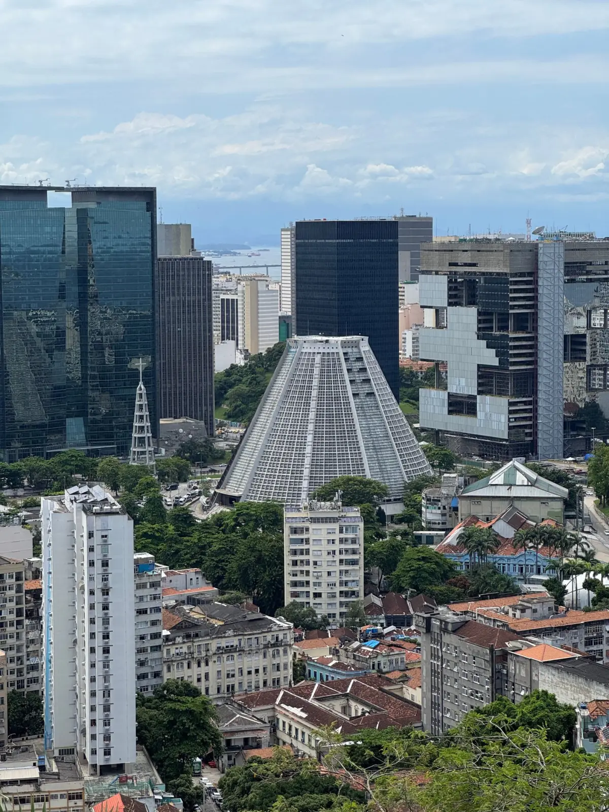 Vista del centro de Río de Janeiro con la Catedral Metropolitana entre edificios