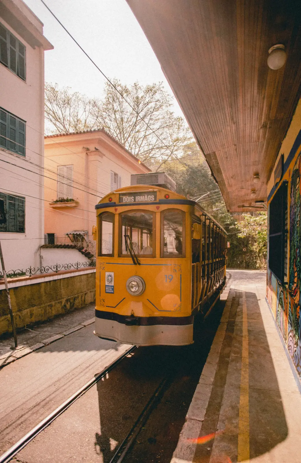 Tranvía amarillo de Santa Teresa en Río de Janeiro junto al andén de Dois Irmãos