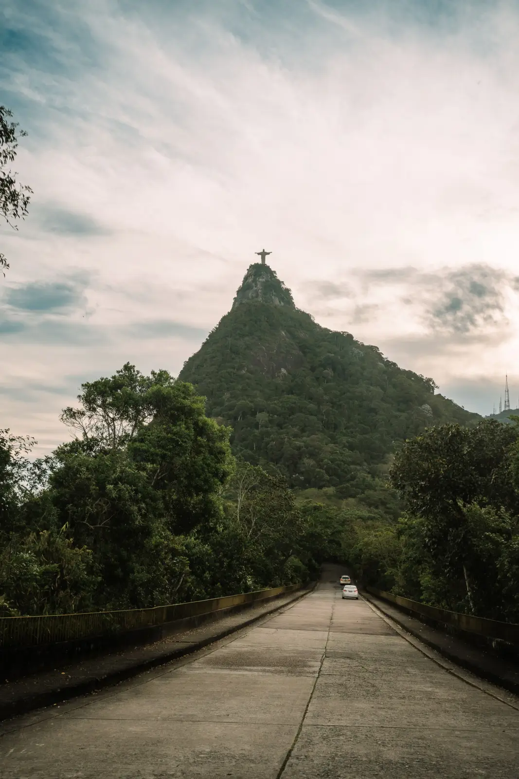 Carretera entre la vegetación del Parque Nacional da Tijuca con el Cristo Redentor al fondo, en Río de Janeiro