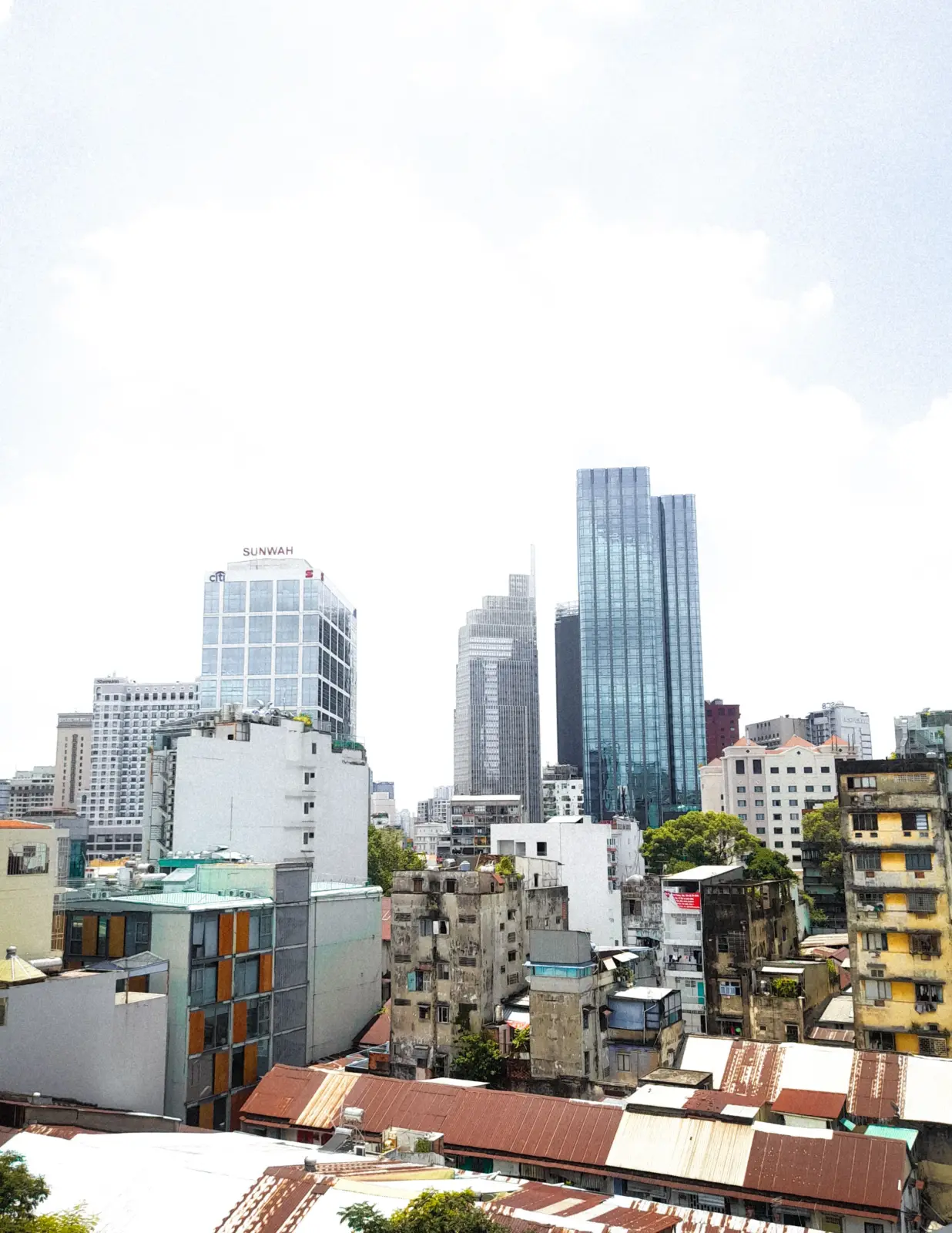 Panorama urbano de Ciudad Ho Chi Minh con edificios de poca altura y rascacielos del centro