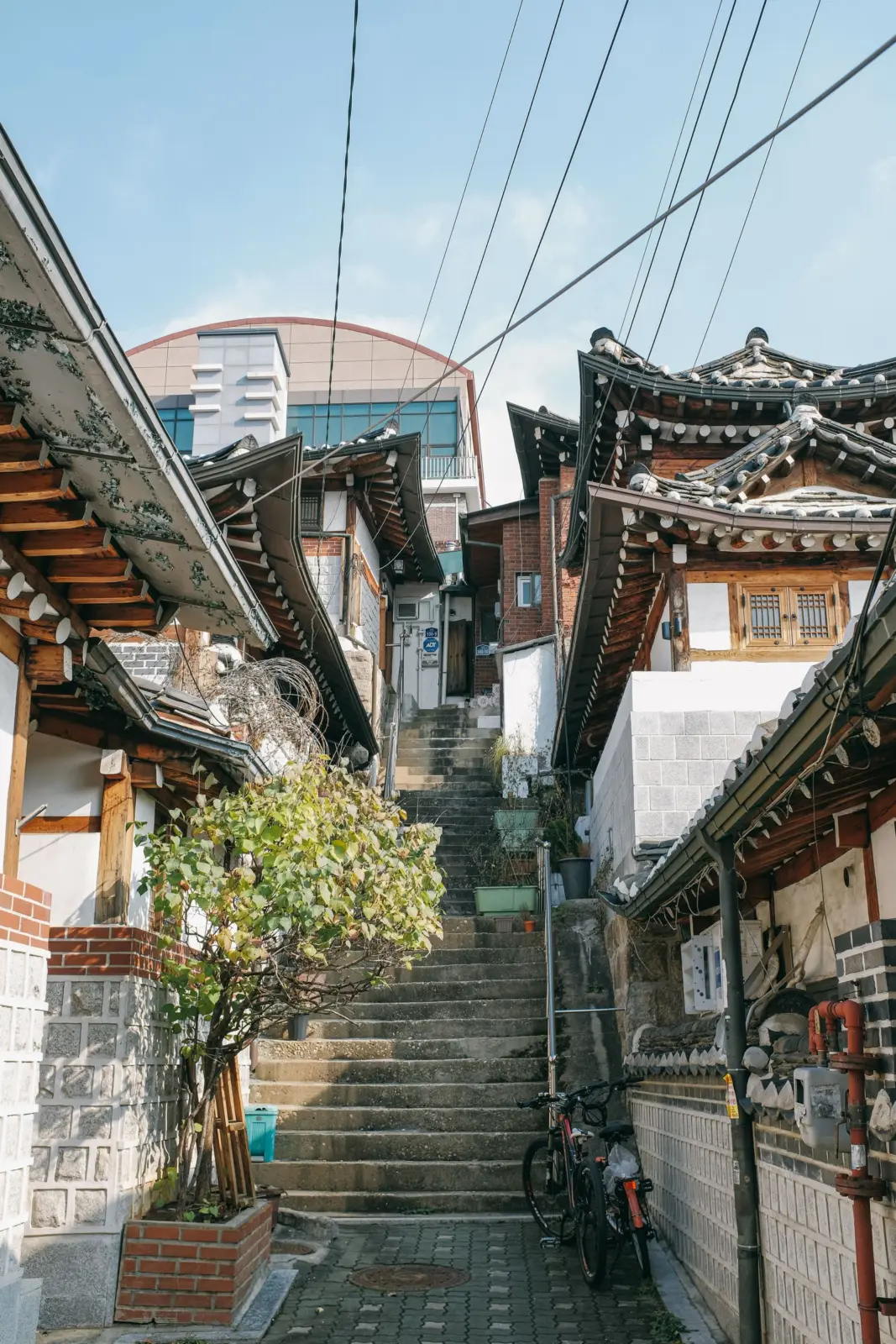 Callejón con escaleras y casas hanok en Bukchon Hanok Village, Seúl