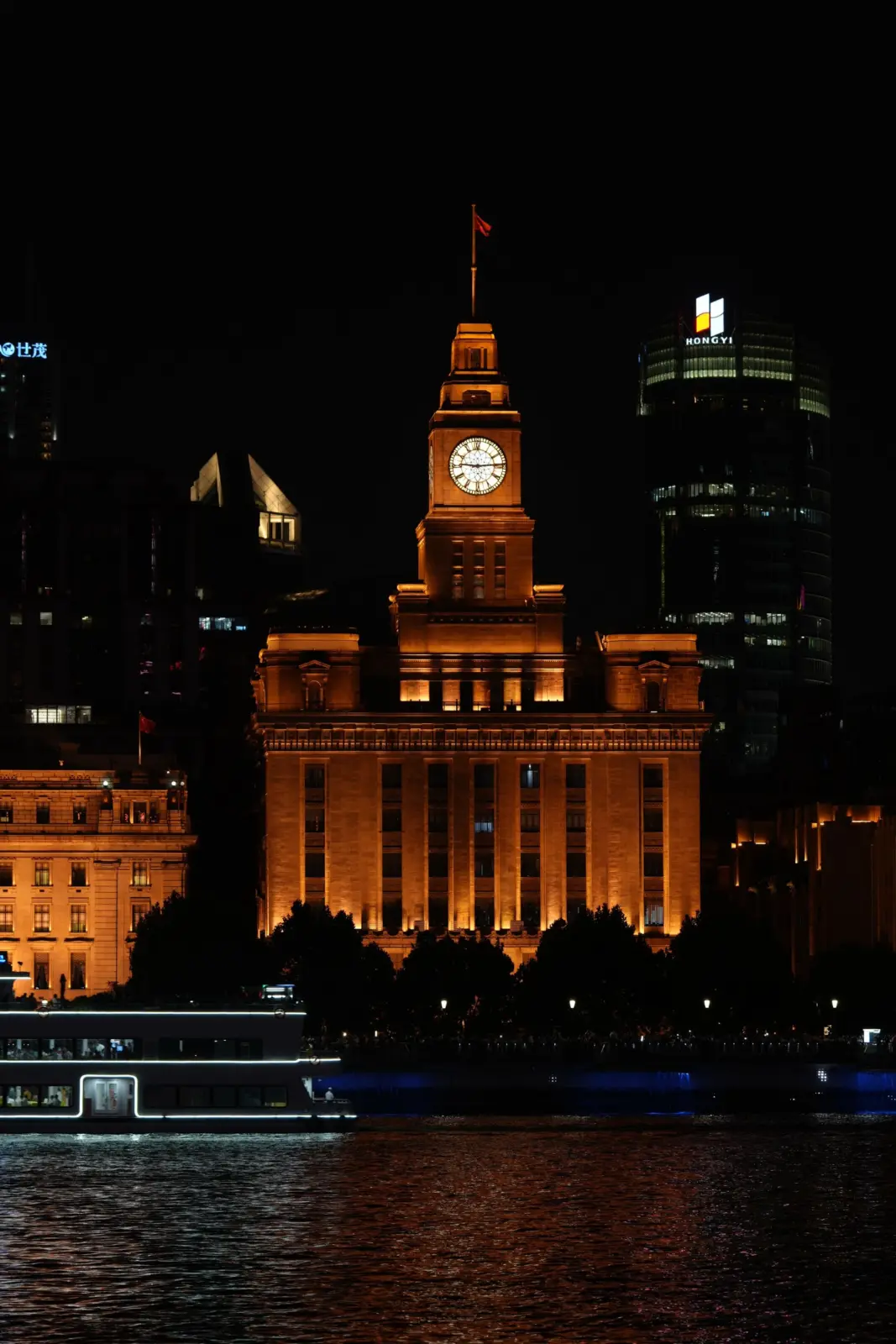 Aduana de Shanghái iluminada de noche junto al río Huangpu en el Bund