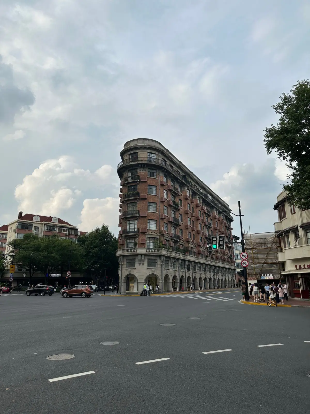 Edificio Wukang en una intersección arbolada de Shanghái