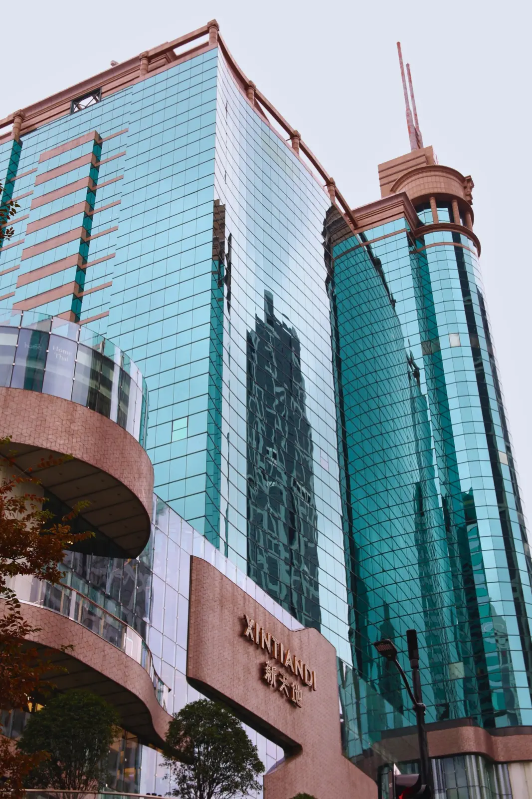 Edificios acristalados de Xintiandi en Shanghái con el nombre del complejo en la fachada