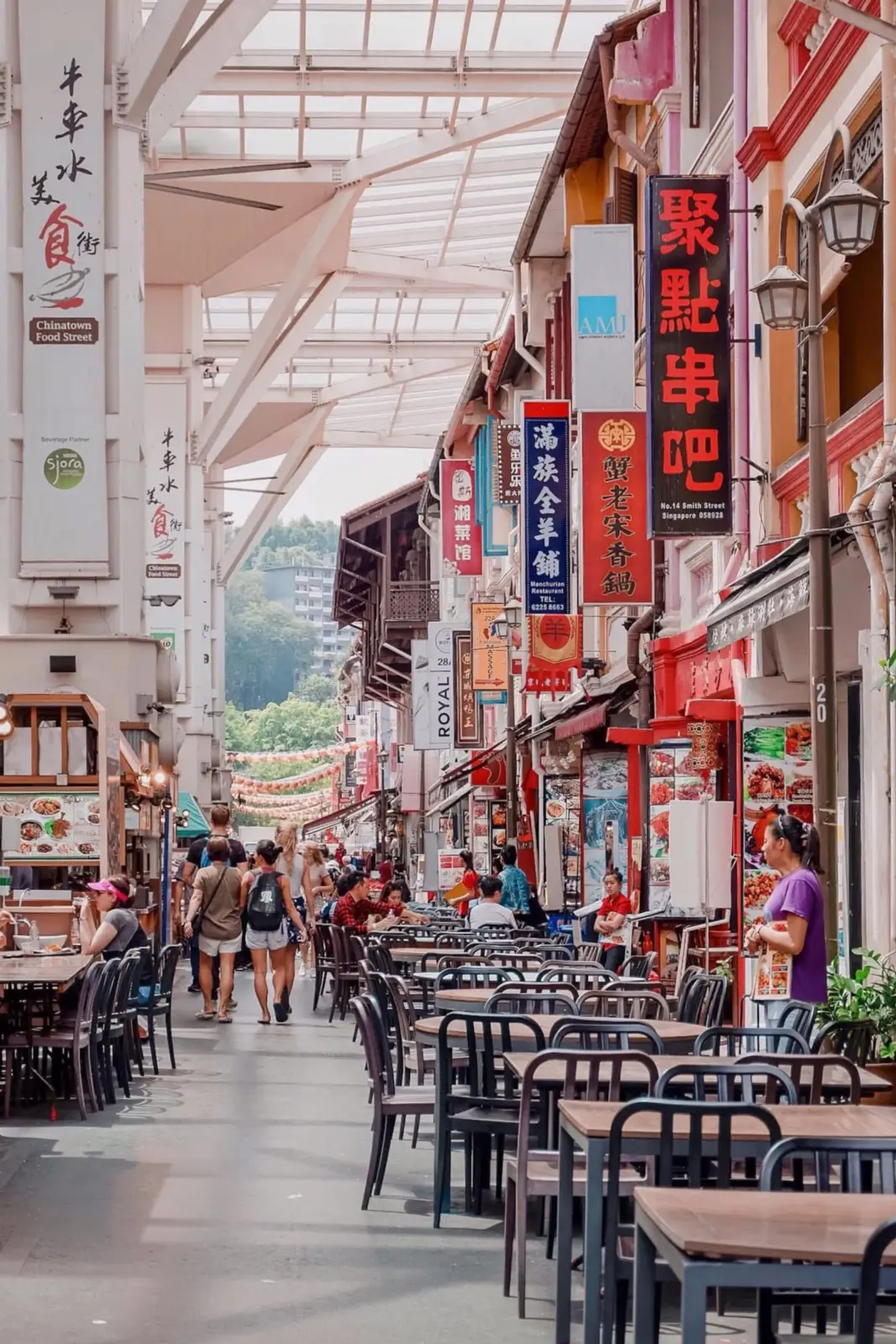 Chinatown Food Street en Singapur, con puestos de comida, mesas y visitantes